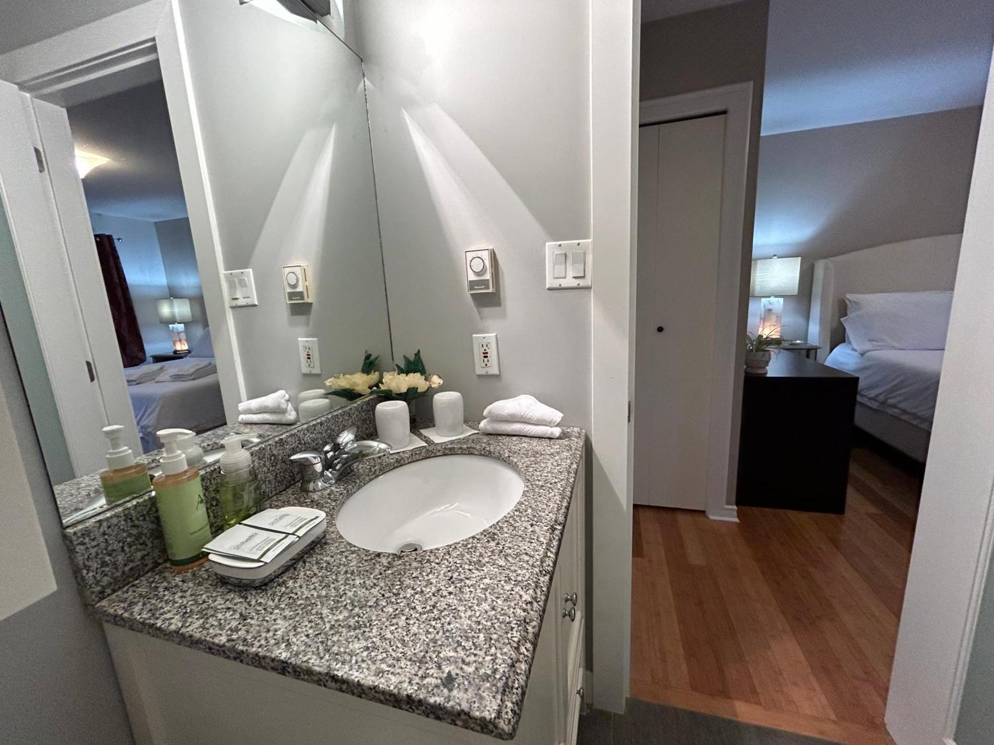North Nanaimo Gem - Garden-View Room With Private Ensuite Экстерьер фото